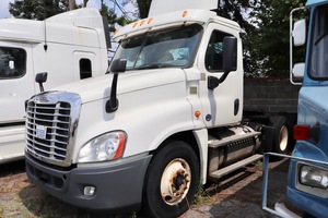 2013 FREIGHTLINER CASCADIA 125 - Semi Truck Tractor DAYCAB