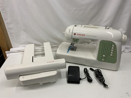 SINGER -  FUTURA QUARTET SEQS-6000 Sewing Machine w/Accessories & Soft Case