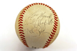 HOWELL / AKERFELDS / BOOKER - Signed 3 x  Autographed Baseball - 1990 PHILLIES