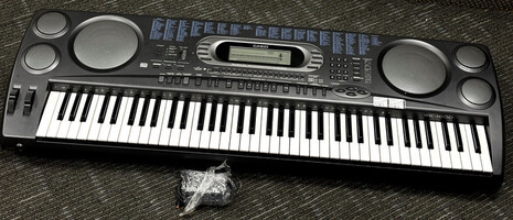Casio Wk-1600 - 76 Full Sized Keyboard Synthesizer