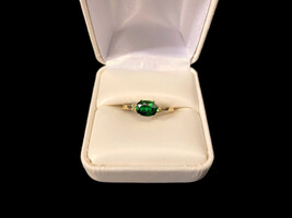 14k YG Oval Green Stone Ring