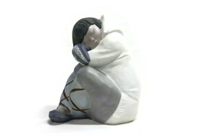LLARDO - Napping Inuit Eskimo Boy Figurine - #2007 - 10.25-Inch - Retired