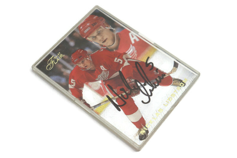 NICKLAS LIDSTROM - Autographed Flair 1996-97 Card Signed